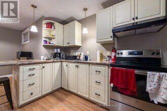 19 Peachtree Crescent in Guelph, ON - Building Photo - Building Photo