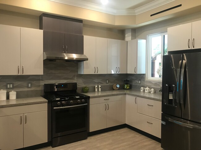 201 N Reese Pl, Unit 102 in Burbank, CA - Foto de edificio - Building Photo