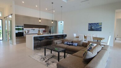 308 SW 13th Ct in Cape Coral, FL - Foto de edificio - Building Photo