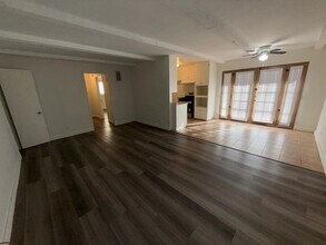 21809 Lanark St in Canoga Park, CA - Foto de edificio - Building Photo