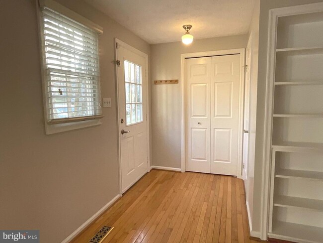 1565 Twisted Oak Dr in Reston, VA - Building Photo - Building Photo