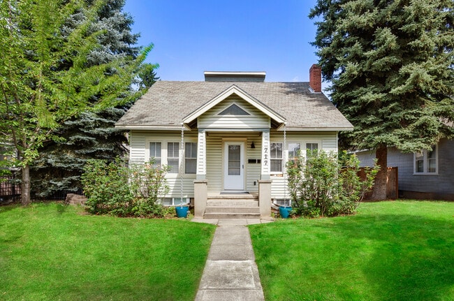 property at 717 E Lakeside Ave