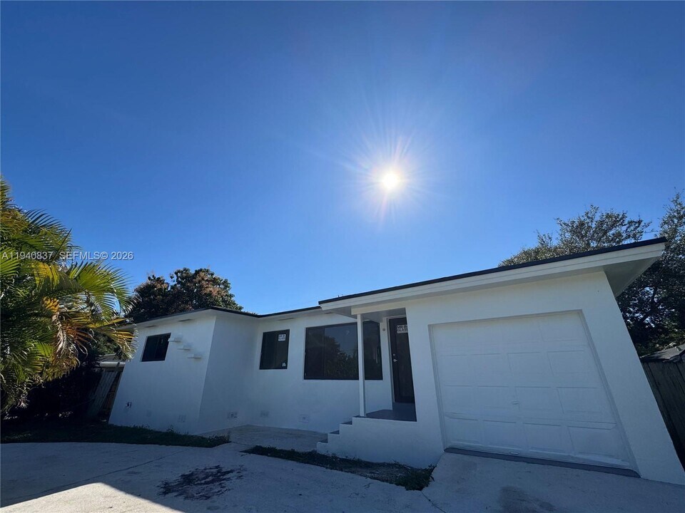 1180 Opa-Locka Blvd in Miami, FL - Foto de edificio