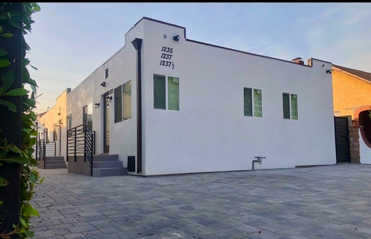 1235 S Muirfield Rd, Unit 1237 in Los Angeles, CA - Building Photo