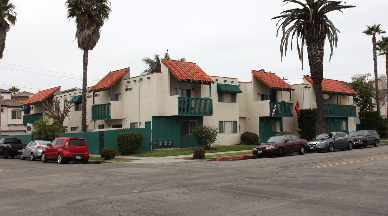 124 8th St in Huntington Beach, CA - Building Photo