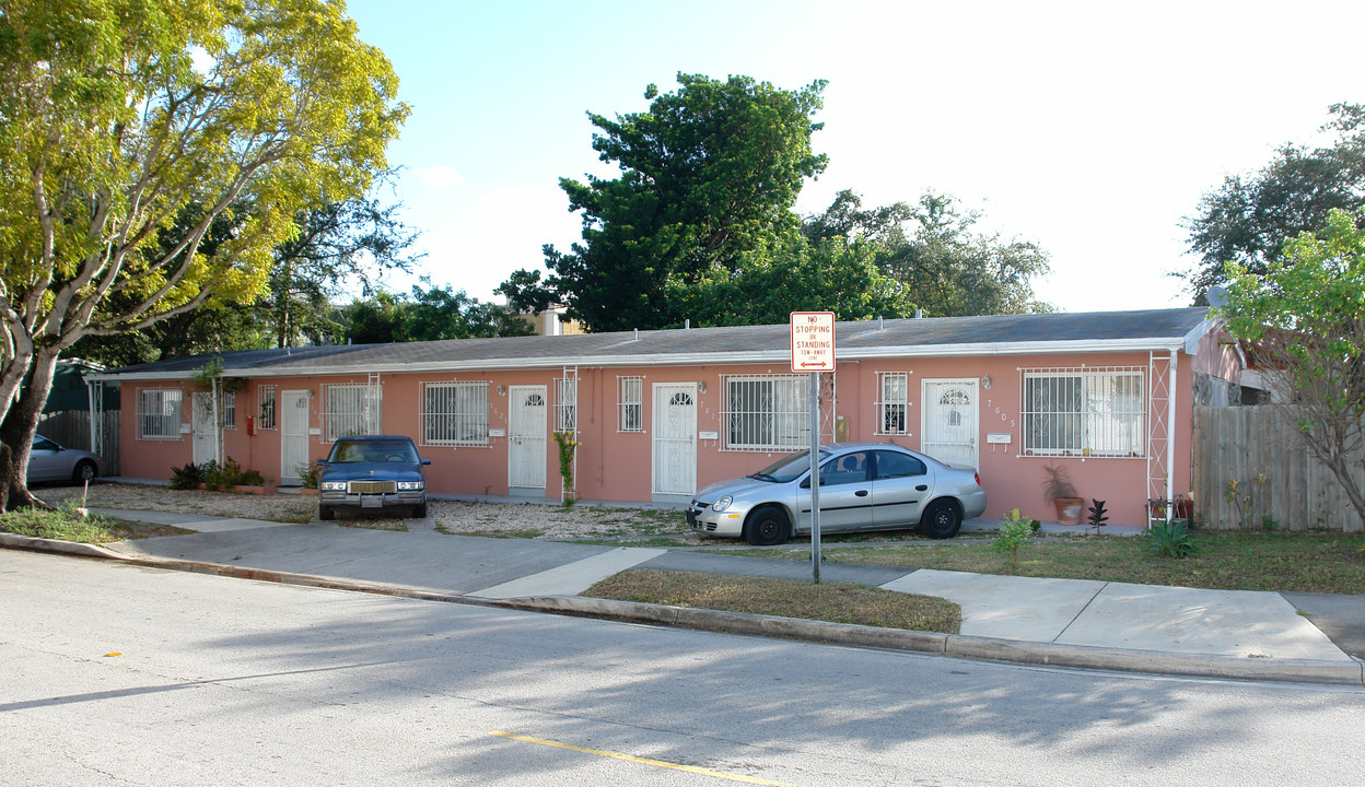 7605-7645 NE 4th Ct in Miami, FL - Foto de edificio