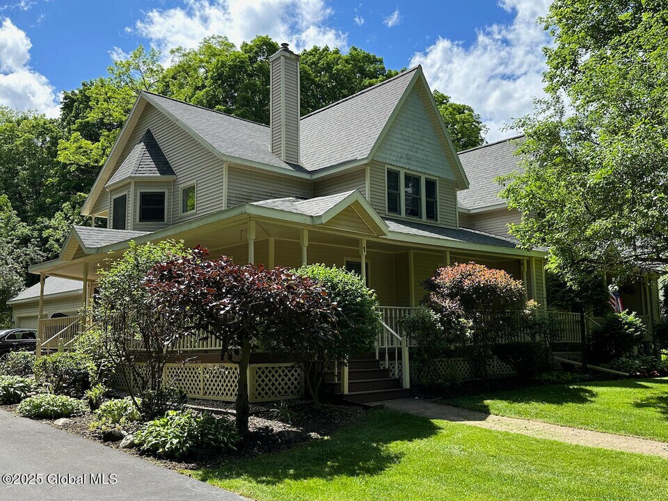 1 Inlander Rd in Saratoga Springs, NY - Building Photo