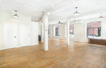 112 Mcgill Rue in Montréal, QC - Building Photo - Building Photo