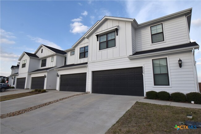 313 Fieldwood Dr in Mustang Ridge, TX - Foto de edificio - Building Photo