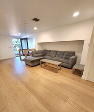 380 Box Canyon Rd in West Hills, CA - Foto de edificio - Building Photo