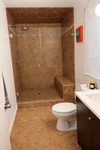 7055 Comanche Ave in Winnetka, CA - Foto de edificio - Building Photo