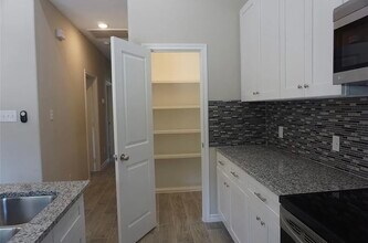 16706 E Hammon in Montgomery, TX - Foto de edificio - Building Photo