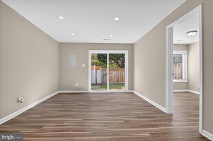 402 Reneau Way in Herndon, VA - Building Photo