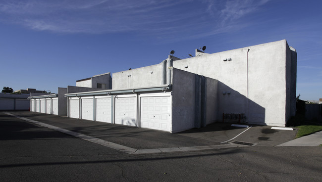 El Pueblo Apartments in Anaheim, CA - Building Photo - Building Photo