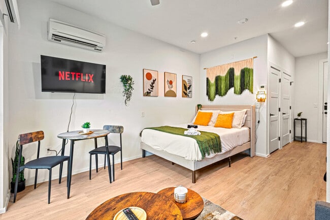 596 W 9th St in Dallas, TX - Foto de edificio - Building Photo