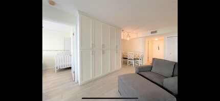 2600 Collins Ave, Unit 206 in Miami Beach, FL - Building Photo - Building Photo