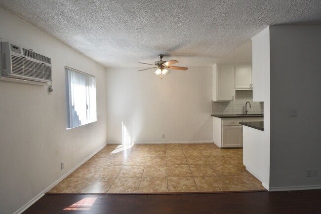 10745 Hortense St, Unit 02 in Los Angeles, CA - Foto de edificio - Building Photo