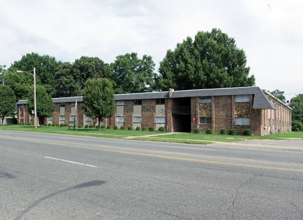 Macon Manor West in Memphis, TN - Building Photo