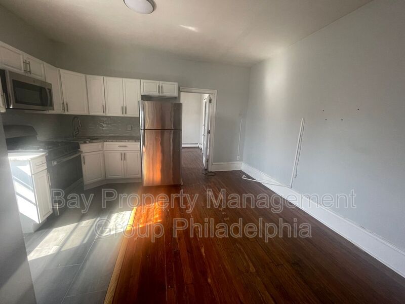 435 E Walnut Ln Photo