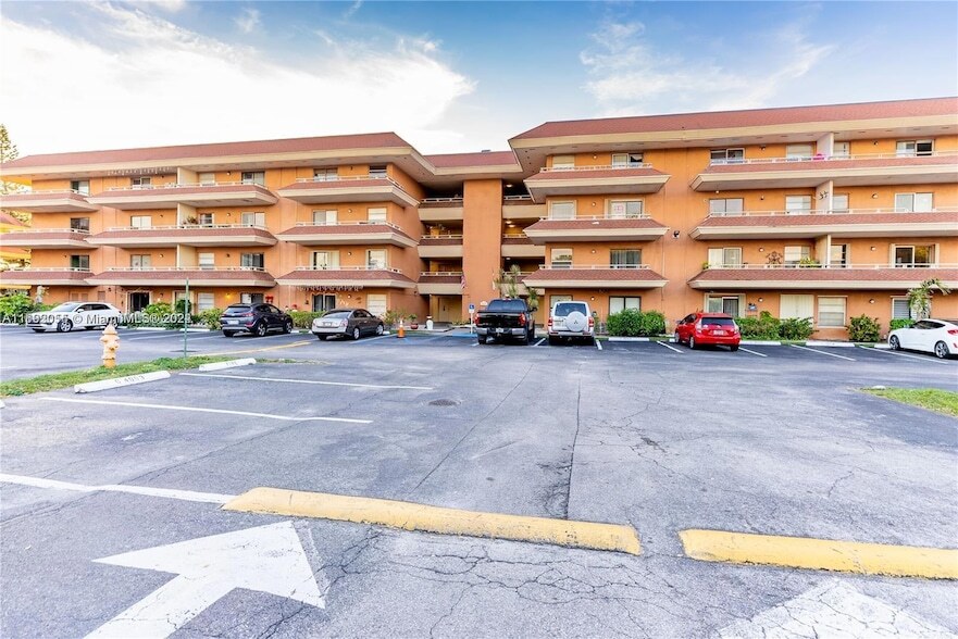 17600 NW 68th Ave, Unit B2005 in Hialeah, FL - Building Photo