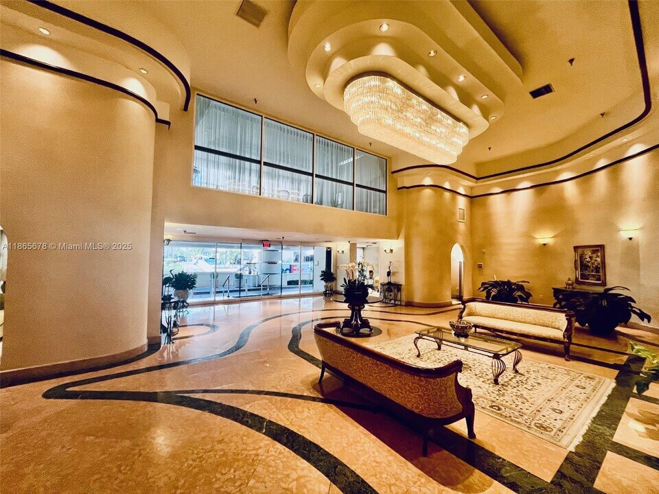 5757 Collins Ave, Unit 602 in Miami Beach, FL - Foto de edificio