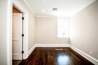 11 Alton Pl, Unit 3 in Brookline, MA - Foto de edificio - Building Photo