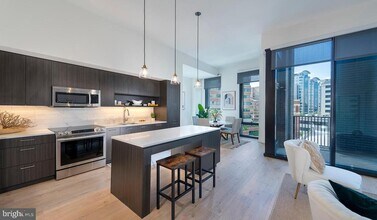 4710 Elm St in Bethesda, MD - Foto de edificio - Building Photo