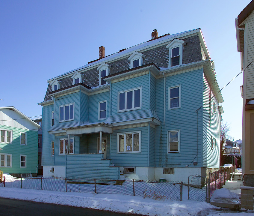 57 Lyon St in Fall River, MA - Foto de edificio