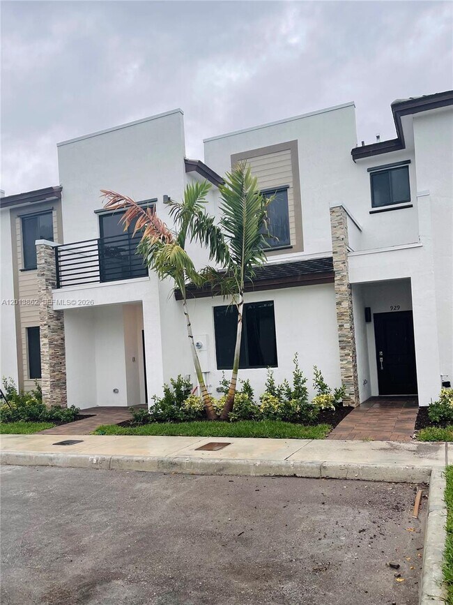929 NE 211th St in North Miami Beach, FL - Building Photo - Building Photo