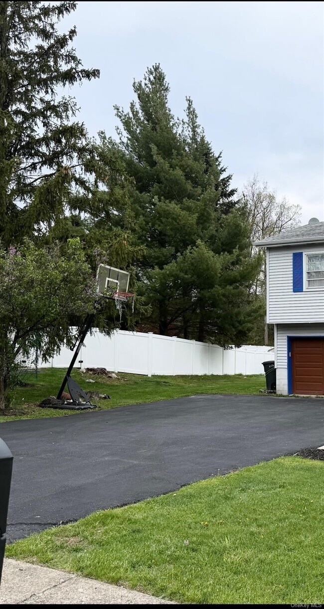 10 Candlewood Rd in Harriman, NY - Building Photo - Building Photo