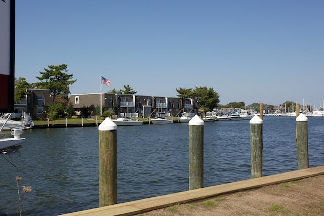 60 Starboard Ln in Patchogue, NY - Foto de edificio - Building Photo