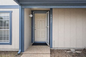 5817 W Tidwell Rd in Houston, TX - Building Photo - Building Photo