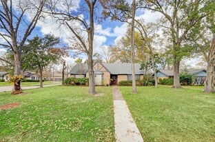 8730 Cedarspur Dr in Houston, TX - Building Photo
