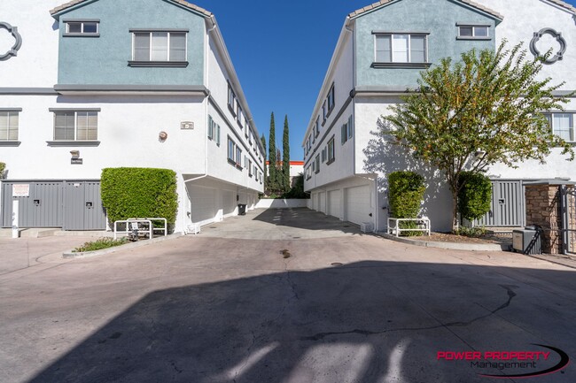 Vantaggio Townhomes in Northridge, CA - Building Photo - Building Photo