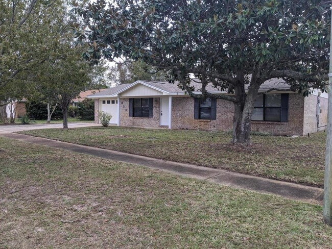 825 Boulevard De L'Orleans in Mary Esther, FL - Building Photo - Building Photo
