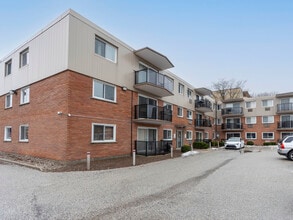 Elkhart Manor in Sarnia, ON - Building Photo - Building Photo