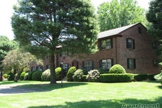 Candlelight Apartments in Glastonbury, CT - Building Photo - Building Photo