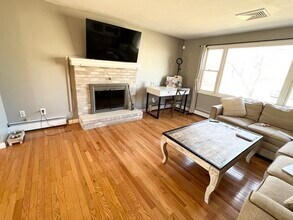 10 Hartford Ave S in Upton, MA - Building Photo - Building Photo