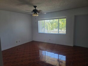 555 Purdy Ln in Palm Springs, FL - Building Photo - Building Photo