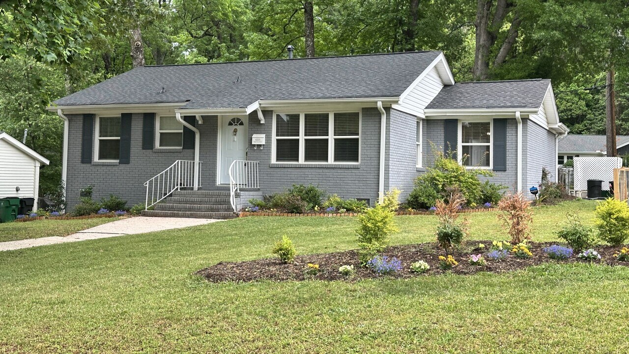 4225 Abbeydale Dr in Charlotte, NC - Building Photo