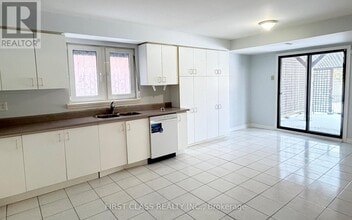 238 N Lake Rd in Richmond Hill, ON - Building Photo - Building Photo