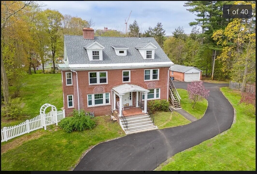 1895 Northampton St in Holyoke, MA - Building Photo