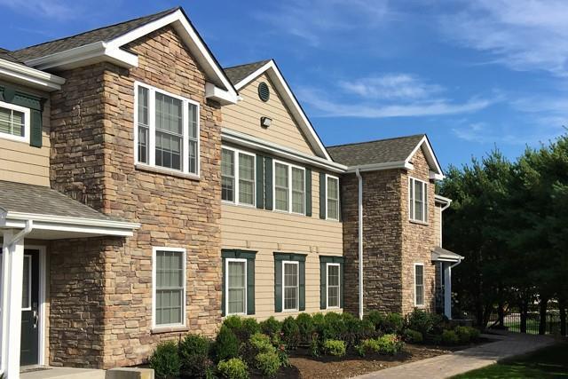 1008 Vista View Dr in Farmingville, NY - Foto de edificio