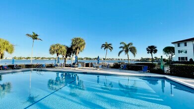 104 Half Moon Cir-Unit -B3 in Hypoluxo, FL - Foto de edificio - Building Photo