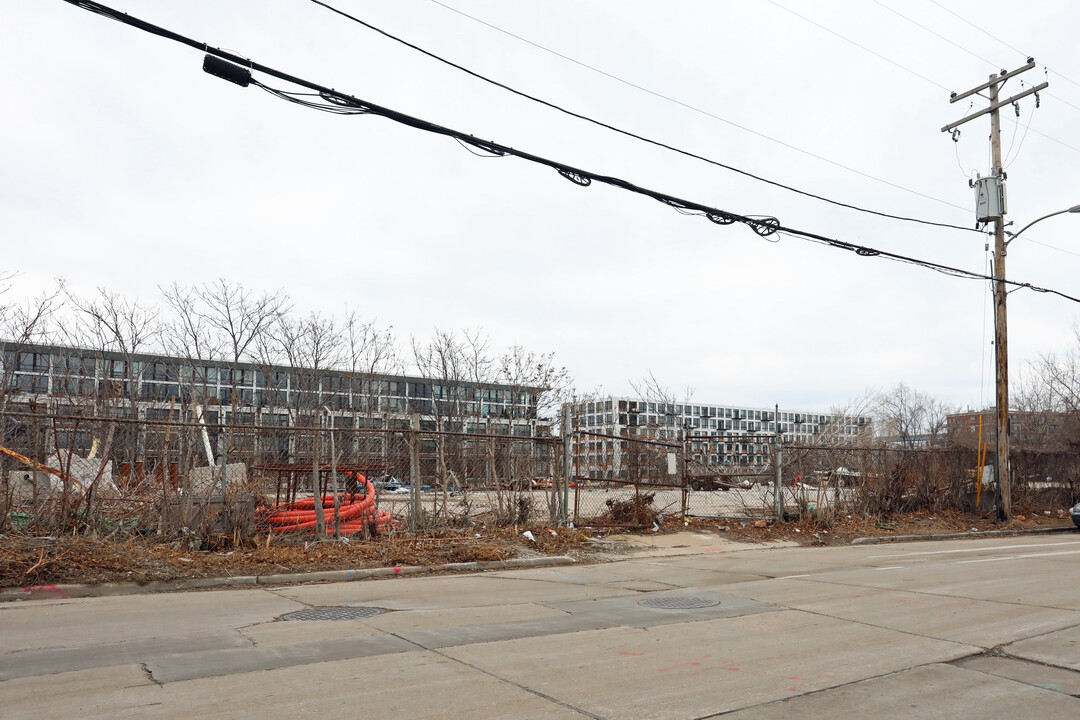 Admiral's Wharf in Milwaukee, WI - Building Photo