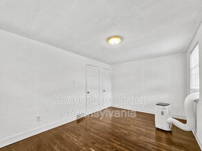 781 Cooke Dr in Pittsburgh, PA - Building Photo - Building Photo