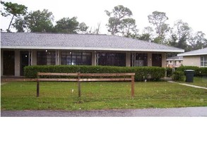 Perdido Manor in Pensacola, FL - Building Photo - Building Photo