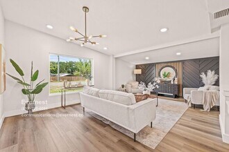 5908 S Manhattan Ave in Tampa, FL - Building Photo - Building Photo