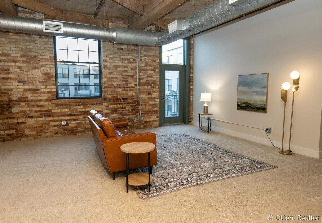 940 Monroe Ave NW in Grand Rapids, MI - Building Photo