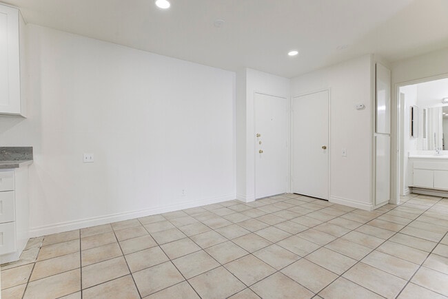 5460 White Oak Ave, Unit K301